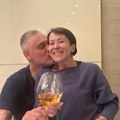 Čedi jovanoviću žena sedi u krilu: Objavio sliku kako piju vino i uživaju, pa odmah obrisao