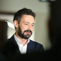 Milan Vasić izveo ženu i sina iz porodilišta: Čašćavao muzičare, pa zapevao