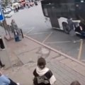 Autobus vukao dete (5) po ulici pred majkom Vrata mu uhvatila nogu, kamere snimile strašan incident (video)