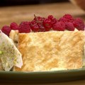 Mille feuile sa kremom od pistaća i crvenim voćem