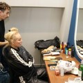 Crna trenerka i kosa navrh glave Uhvatili smo Lepu Brenu u šminkernici tik pred izlazak na binu: Večeras je gost na koncertu…