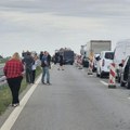 Prvi snimci sa mesta udesa kod petlje Kovilj: Jedan automobil udario u zaštitnu ogradu, povređena žena