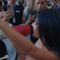 Ivana Knol napravila šou pred utakmicu Engleska - hrvatska: Najpoznatija navijačica ukrala šou! Uzela megafon u ruke, a grudi…