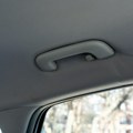 Čemu služi ručka u automobilu iznad prozora? Mnogi je koriste kao čiviluk, a njena namena je višestruka