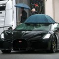 Šta napraviti ako vas uhvati kiša u Bugatti roadsteru vrednom 5 miliona evra?