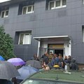 Nova provokacija na severu Kosova: Ministar Krasnići u zgradi opštine Leposavić, Srbi prišli tik do ulaznih vrata, KFOR…