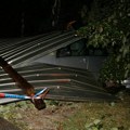 Olujni vetar odneo krov, obarao drveće i oštetio automobile u Valjevu
