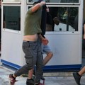 Novi haos u Atini: Sukobi ispred suda u kome su uhapšeni hrvatski huligani! Navijači AEK-a došli i probali da se probiju…