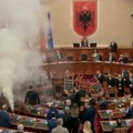 Haos u albanskoj Skupštini: Prekinuta sednica - poslanici opozicije sukobili se sa obezbeđenjem