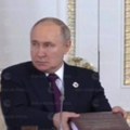 Putin nije mogao da veruje: Pogledajte kako je ruski lider reagovao kad su mu doneli ogromnu fasciklu tokom važnog sastanka…