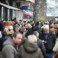 Redovi ispred banke u Kosovskoj Mitrovici, penzioneri očajni: Nemamo ni za hranu ni za lekove, odluka Prištine da se obustavi…
