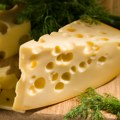 Evo zbog čega švajcarski sir ima rupe: Alpski majstori imaju tajni sastojak, a ovako možete da prepoznate da li je pravi