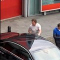 (Video) I slavni greše Tom Kruz pokušao da uđe u vozilo britanskog premijera, snimak postao viralan na mrežama
