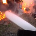 (Video) Gori veliki objekat kod surčina 18 vatrogasaca bori se sa vatrom