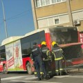 Zapalio se autobus kod Zastavinog solitera (FOTO)