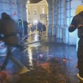 Na protestu u Novom Sadu istovarene fekalije na Gradsku kuću (VIDEO, FOTO)