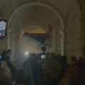 Ko je zloupotrebio emociju protesta u Novom Sadu: Reporter Danasa u prvim redovima ispred Gradske kuće (VIDEO)