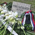 Policija traga za osobom koja je danas oskrnavila mesto na kome građani odaju poštu nastradalima u padu nadstrešnice