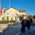 FOTO Stanje na stanici u Petrovaradinu: Jedan šalter, stotine automobila, hodanje preko pruge
