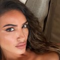 Svi u čudu kada čuju koliko je Sindi Models napunila godina: Pevačica žari i pali u minijaturnom šortsu i topu: "Izgledaš…