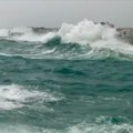 Ženu jedva izvukli iz mora! Jaki talasi i olujni vetar prave haos u Ulcinju: Turisti u panici počeli da beže sa plaže…