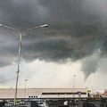 (Foto) tornado pogodio italiju: Totalni haos, ljudi u panici: Čupao stabla, nosio krovove sa kuća, tukao snažan grad, hitne…