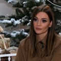 Novogodišnja čarolija u domu Jelene Kostov Pevačica pokazala ćerku i sina i dovela im Deda Mraza: "Mi verujemo i on nam je…