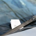 Pronašla poruku ispod brisača na autu i zanemela: Brak joj se raspao istog dana