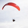 Pad sa neba nakon greške: Mladi paraglajderista teško povređen tokom sletanja u Istri