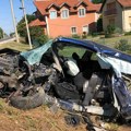 (Foto, video) Auto je potpuno smrskan, delovi svuda po putu! Jezivi prizor oslikava silinu udarca: U nesreći kod Trstenika…