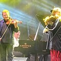 STRINGS: Robi Lakatoš dočekan ovacijama, a iznenađenje večeri bio nastup sa Valerijem Sokolovom