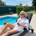 Loto kraljica zna kako da uživa: Suzana Mančić pokazala šta radi pored bazena, izgleda nikad bolje