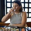Zaboravite na limun i med ujutru: Voda s ovim dodatkom na prazan stomak čini "čuda" za telo