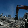 (Video) Horor prizori iz Gaze! U toku noći se urušila zgrada nakon što je oštećena u izraelskom bombardovanju, 12 mrtvih, više…