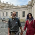 Vatikan naložio klimatskim aktivistima da plate 30.000 evra za štetu i suđenje zbog lepljenja za statuu