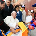 Papa Franja stigao u posetu Mongoliji, svečano dočekan na aerodromu