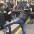 Tuča ispred RIK: Šutirali se i pesničili između sebe (video)