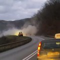 "Svuda po putu je haos": Incident na putu Čačak - Užice: Prosuo se cement, stvorili se zastoji u saobraćaju (foto/video)