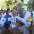 Patrijarh Porfirije na Cveti krstio tridesetoro dece u Hramu Svete Trojice