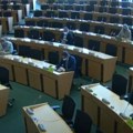 Skandal u evropskom parlamentu: Irski političar snimljen u gaćama tokom zvaničnog sastanka(video)