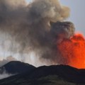 Vulkan Etna izbacio lavu i oblak pepela i dima visok oko pet kilometara