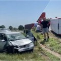 Sudar automobila i kombija povređeno više ljudi Saobraćajka kod Batajnice, prolaznici pritekli u pomoć (video)