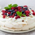 Pavlova torta – raskošna osvežavajuća poslastica kada želite da oduševite goste bez previše truda