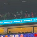 Potpuni haos u Abu Dabiju: Navijači Olimpijakosa i Panate nasrnuli jedni na druge, obezbeđenje reagovalo