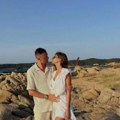 Žena srpskog fudbalera samo u ruci nosi 32.000 €! Aleksandra pozirala markirana od glave do pete, a tek da vidite koliko joj…