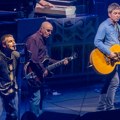 Istorijski trenutak: Oasis održao prvi koncert na povratničkoj turneji, 75 hiljada fanova gledala zagrljenu braću Galager