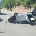Teška nesreća u Rakovici: Prevrnulo se vozilo, zabeležen užasan snimak