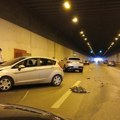 (Foto) lančani sudar u tunelu kod Ostružnice: Više ljudi povređeno, Hitna pomoć na licu mesta
