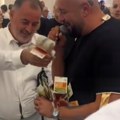 Pare na sve strane Pevač količinu bakšiša ne može da drži u ruci, gosti ne prestaju da ga kite! (video)