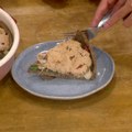 Veganska pica od integralnog beskvasnog testa i slatke kuglice od susama i lana sa urmama